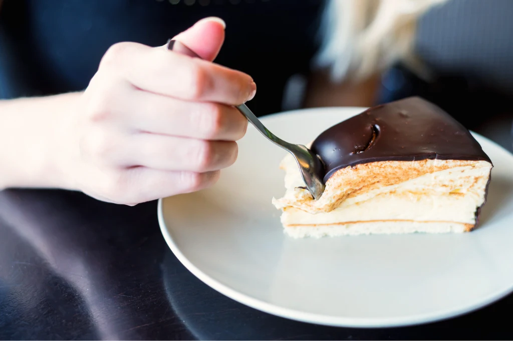 Gdy nachodzi nas ochota na słodkie, zamiast ciasta możemy sięgnąć po gorzką czekoladę, czy owoce Apetyt na słodkie może być sygnałem niedoboru chromu