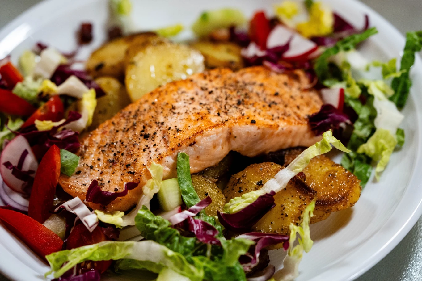 Pyszna sałatka z łososiem to świetny pomysł na obiad bogaty w białko Pyszna sałatka z łososiem to świetny pomysł na obiad bogaty w białko