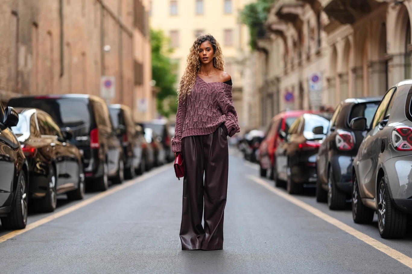 Skórzane spodnie już od kilku sezonów nie wychodzą z mody. Tak samo będzie i w tym sezonie! Skórzane spodnie już od kilku sezonów nie wychodzą z mody. Tak samo będzie i w tym sezonie!