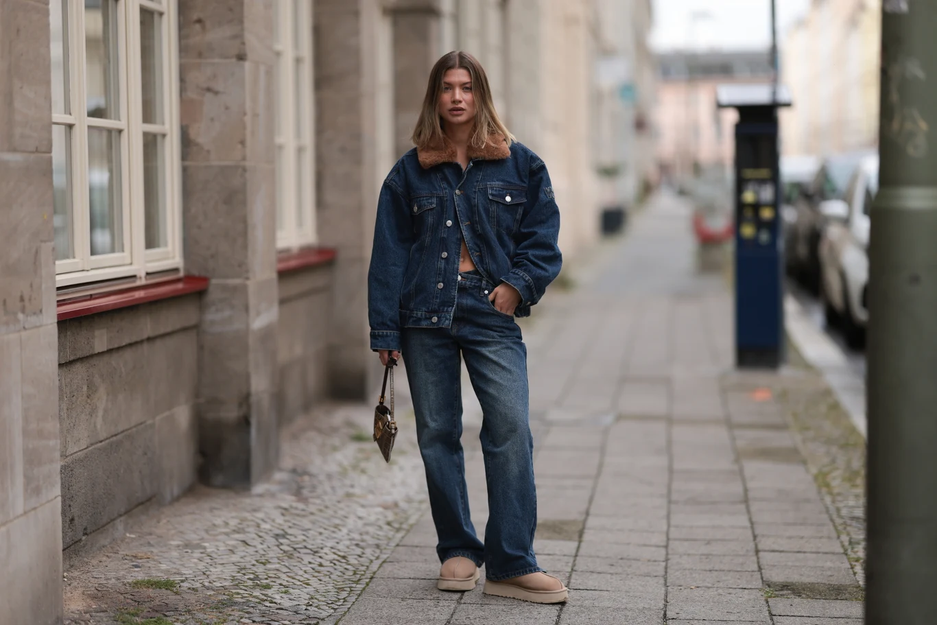 Jeansy z szerokimi nogawkami będą idealne dla osób, które kochają komfort i casualowy styl Jeansy z szerokimi nogawkami będą idealne dla osób, które kochają komfort i casualowy styl