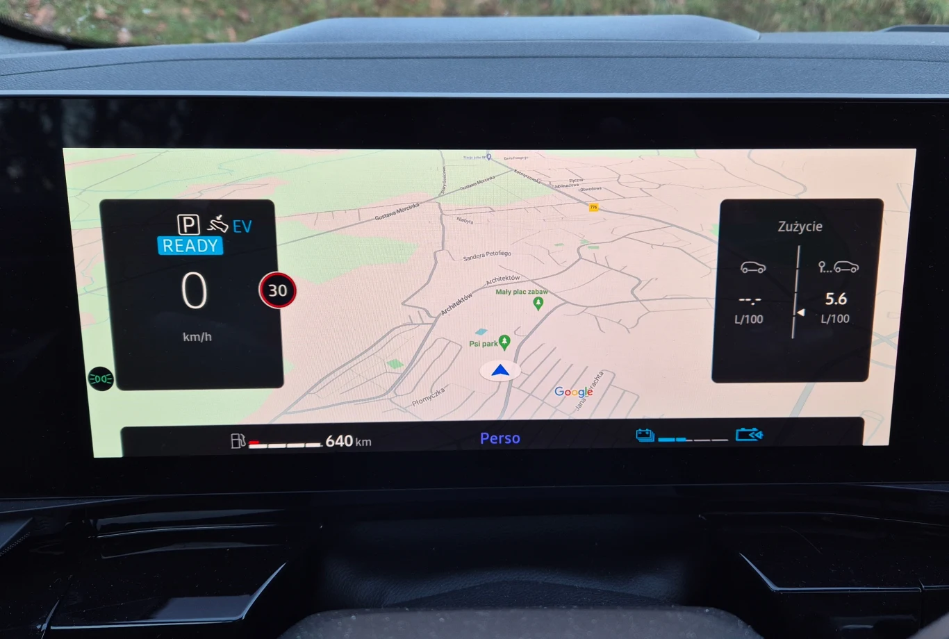 Renault Austral może wyświetlać pełnoekranowo Mapy Google na ekranie wskaźników