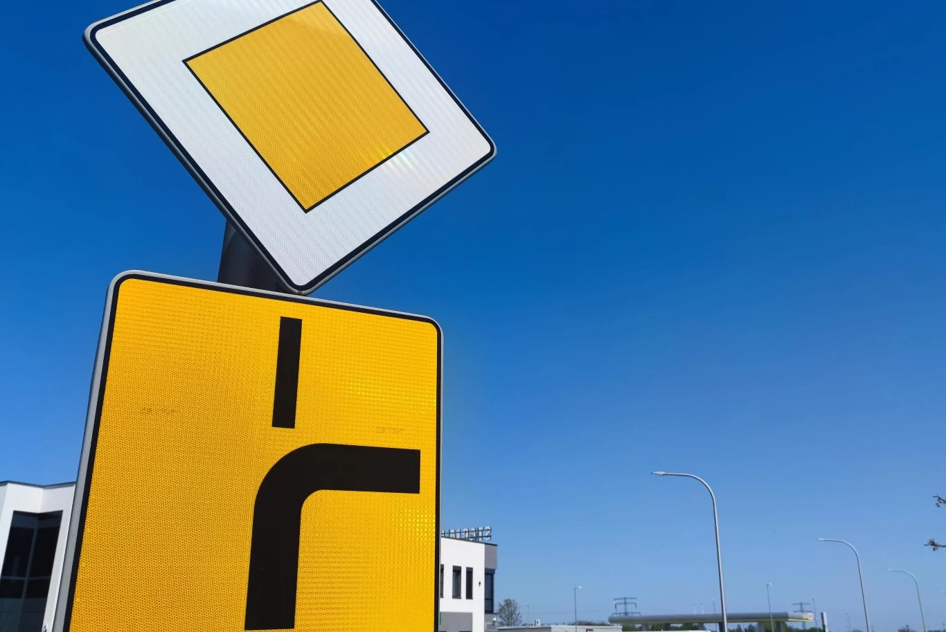 Znak D-1 w połączeniu z tablicą T-6 to przykład skrzyżowania z pierwszeństwem łamanym Znak D-1 w połączeniu z tablicą T-6 to przykład skrzyżowania z pierwszeństwem łamanym