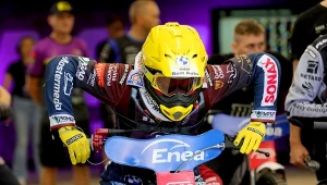 Dominik Kubera szykuje się do jazdy.