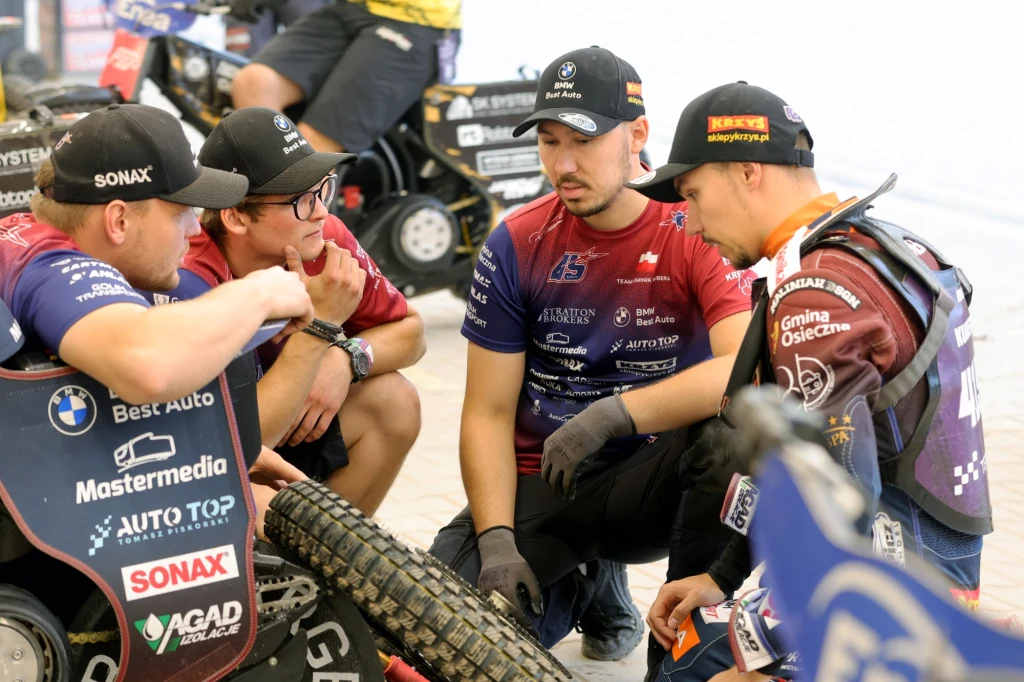 Dominik Kubera w trakcie narady z teamem. Dominik Kubera w trakcie narady z teamem.