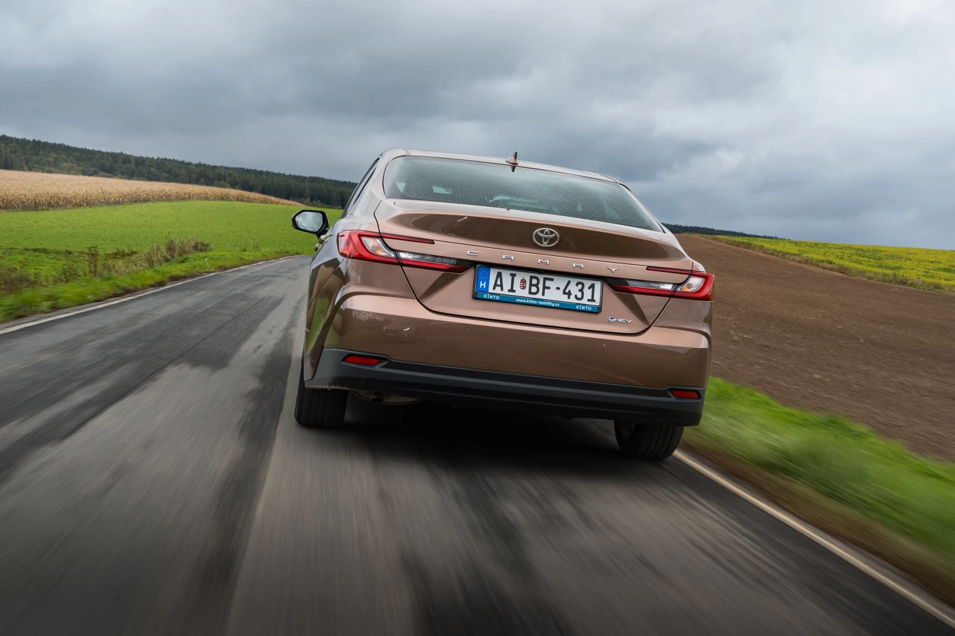 Toyotę Camry po modernizacji rozpoznamy po nowym froncie, przeprojektowanych światłach i brązowo-miedzianym lakierze. Toyotę Camry po modernizacji rozpoznamy po nowym froncie, przeprojektowanych światłach i brązowo-miedzianym lakierze.