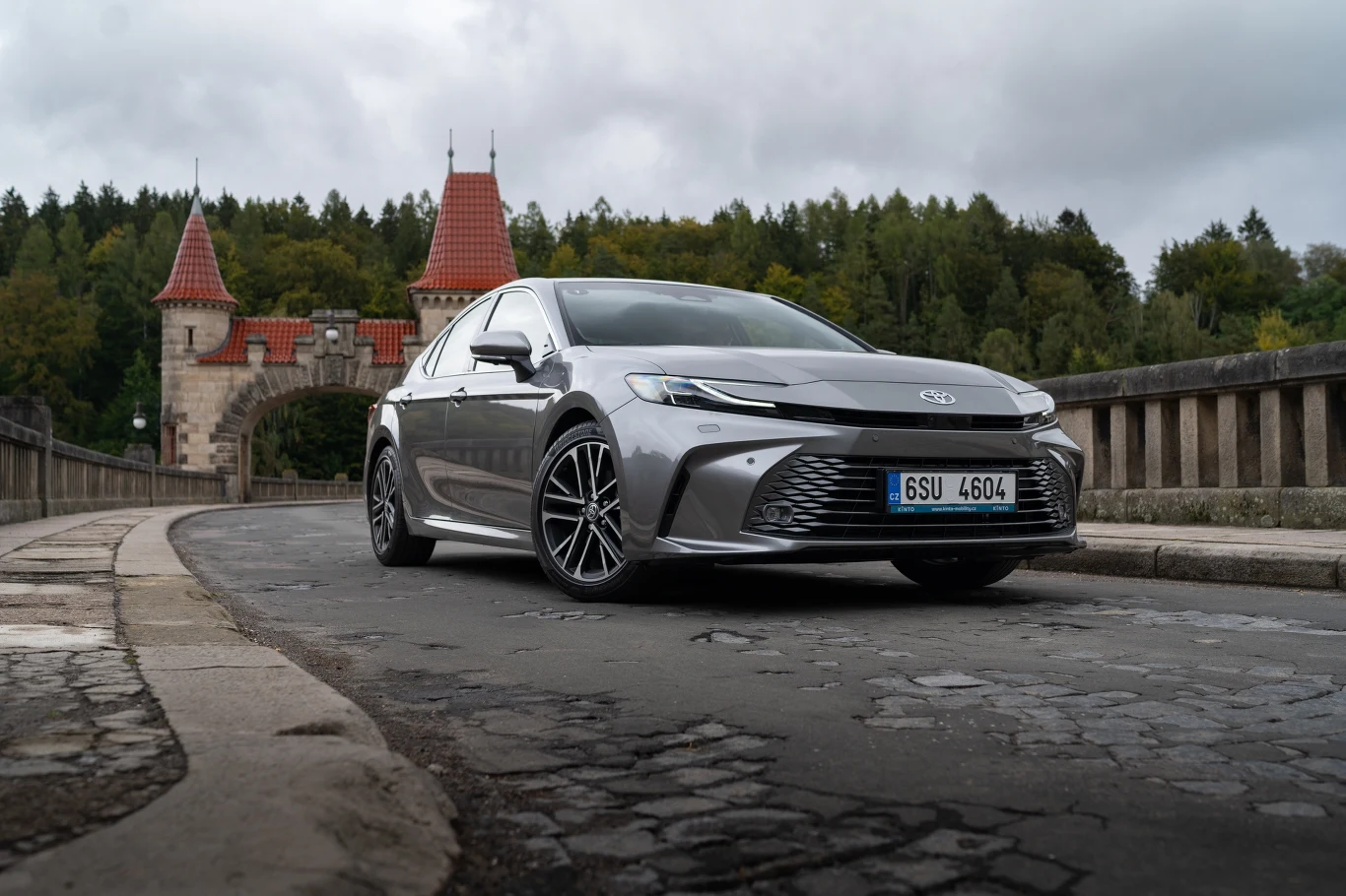 W odświeżonym wydaniu Toyota Camry prezentuje się znacznie lepiej od poprzednika. W odświeżonym wydaniu Toyota Camry prezentuje się znacznie lepiej od poprzednika.