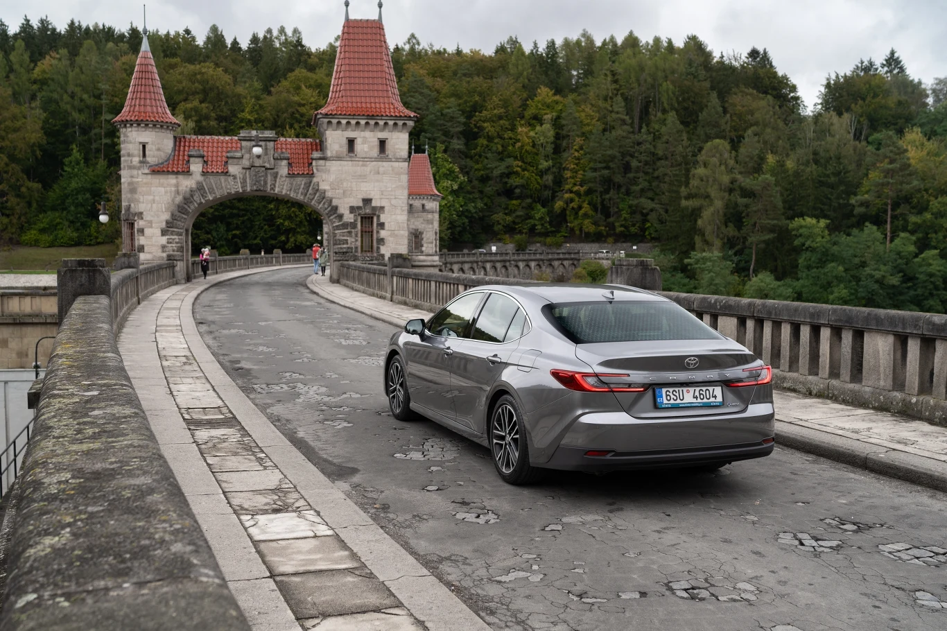 Toyota Camry po modernizacji jest o 35 mm dłuższa. Długość nadwozia to teraz 4920 mm. Toyota Camry po modernizacji jest o 35 mm dłuższa. Długość nadwozia to teraz 4920 mm.