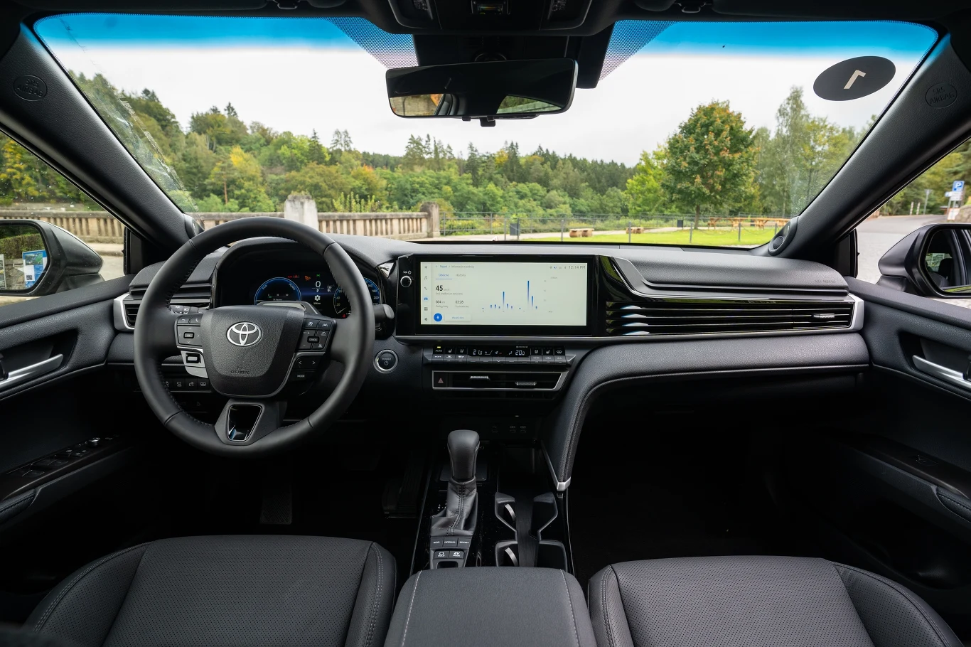 Toyota Camry po face liftingu ma nową kierownicę, cyfrowe wskaźniki i większy ekran centralny i odświeżony system multimedialny . Toyota Camry po face liftingu ma nową kierownicę, cyfrowe wskaźniki i większy ekran centralny i odświeżony system multimedialny .