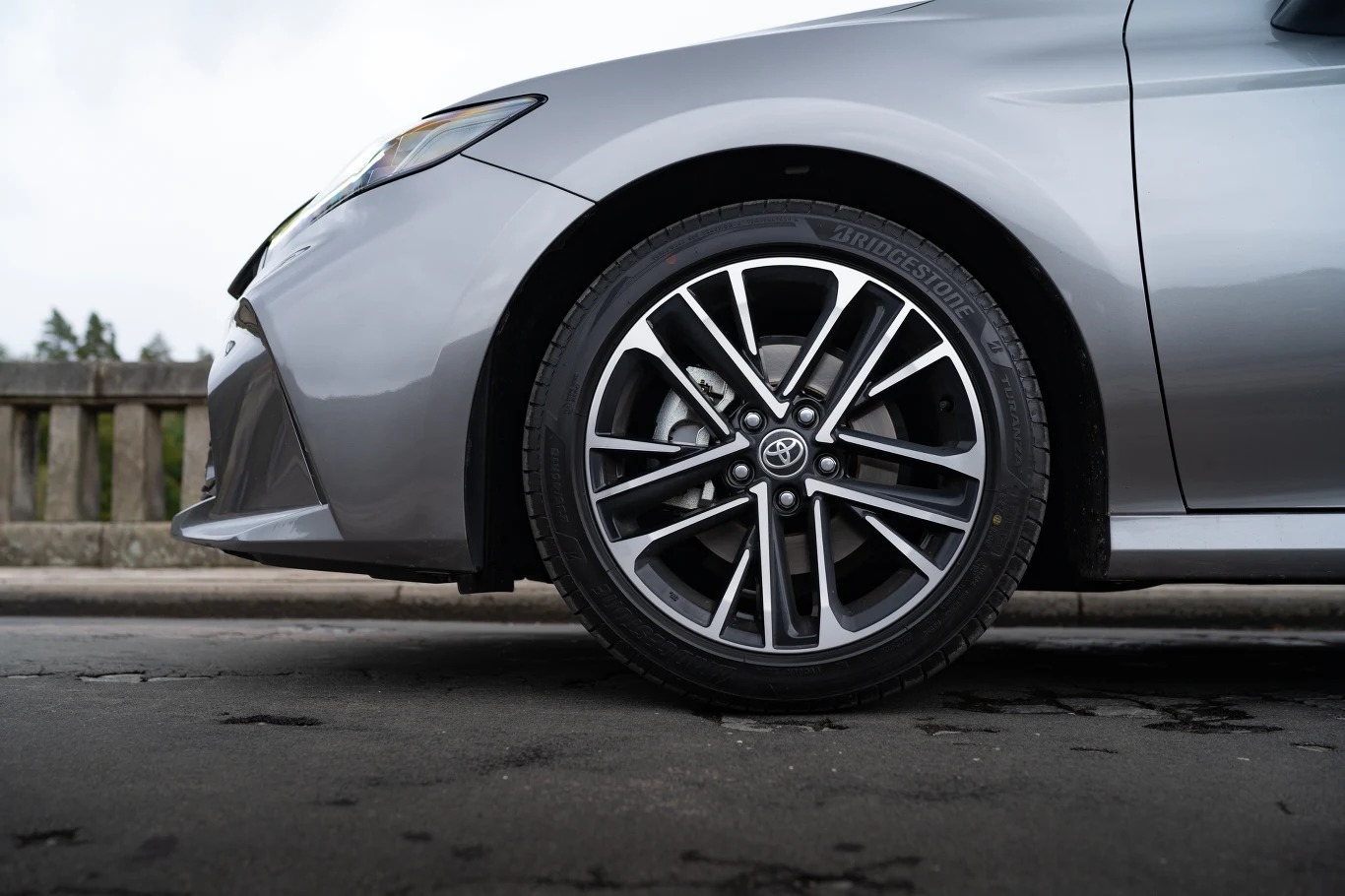 Toyota Camry po modernizacji występuje z nowymi wzorami felg 17- i 18-calowych. Toyota Camry po modernizacji występuje z nowymi wzorami felg 17- i 18-calowych.