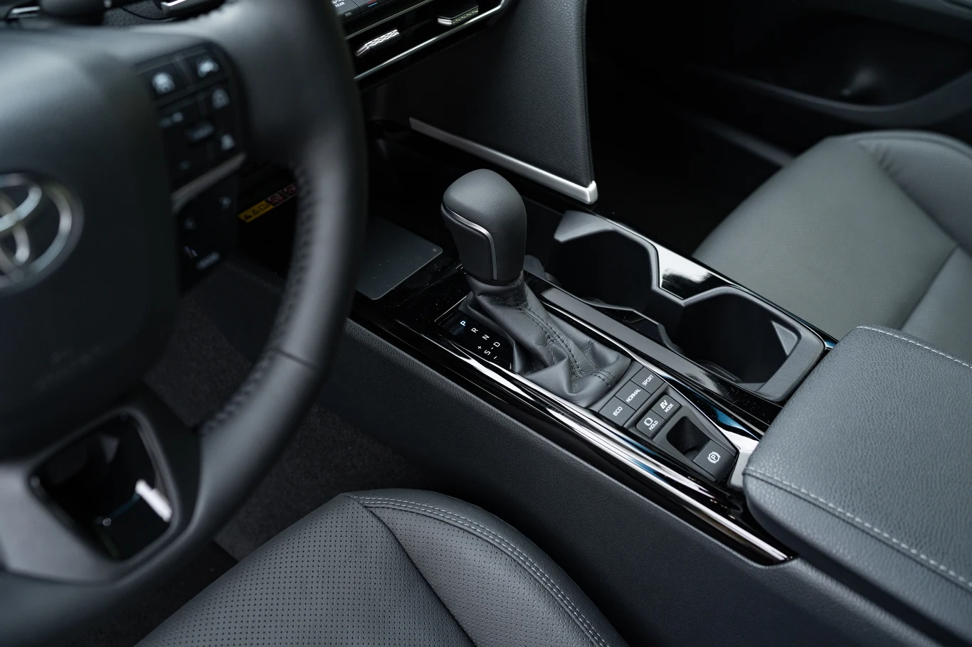 Toyota Camry po liftingu ma nową przekładnię planetarną, nową baterię litowo-jonową i mocniejszy silnik elektryczny. Toyota Camry po liftingu ma nową przekładnię planetarną, nową baterię litowo-jonową i mocniejszy silnik elektryczny.