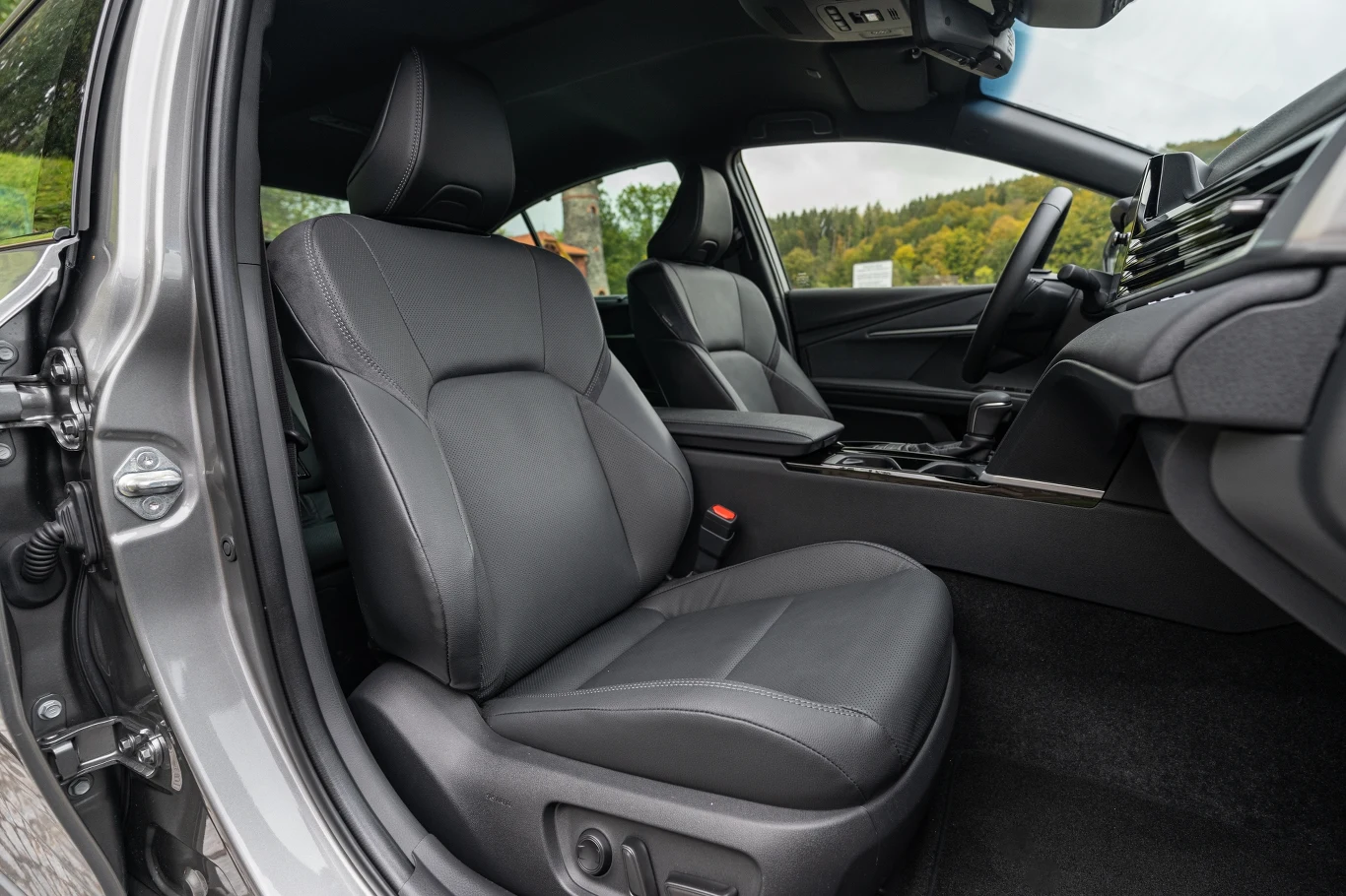 Toyota Camry to bardzo przestronny i wygodny sedan. Siedzisko mogłoby być jednak nieco dłuższe lub regulowane - nawet manualnie. Toyota Camry to bardzo przestronny i wygodny sedan. Siedzisko mogłoby być jednak nieco dłuższe lub regulowane - nawet manualnie.