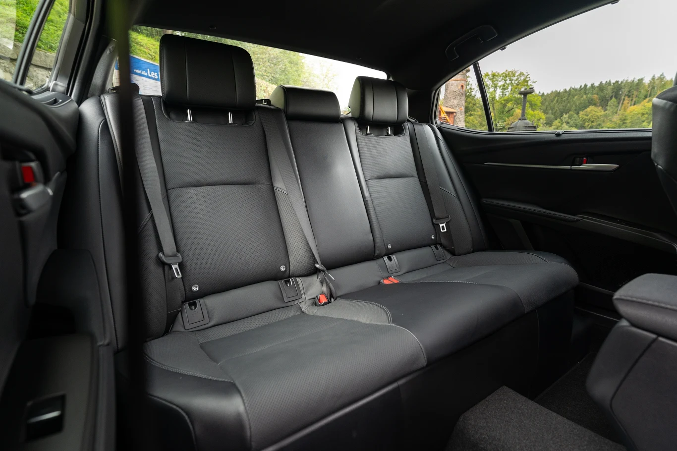 W drugim rzędzie miejsca nie brakuje. Do dyspozycji pasażerów tylnego rzędu są dwa gniazda USB-C i osobny nawiew. W drugim rzędzie miejsca nie brakuje. Do dyspozycji pasażerów tylnego rzędu są dwa gniazda USB-C i osobny nawiew.