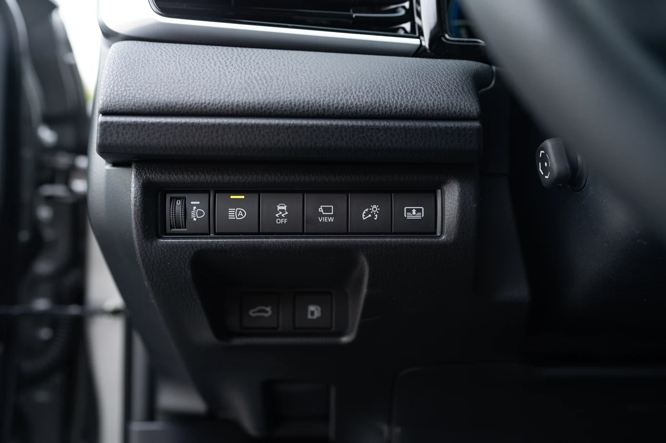 Toyota Camry już w standardzie jest bogato wyposażona. W topowej wersji ma nawet elektrycznie sterowaną roletę tylnej szyby. Toyota Camry już w standardzie jest bogato wyposażona. W topowej wersji ma nawet elektrycznie sterowaną roletę tylnej szyby.