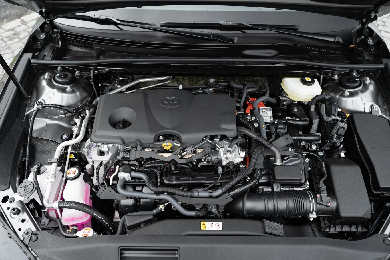 Łączna moc hybrydowego układu to 230 KM i 221 Nm momentu obrotowego. Auto od 0 do 100 km/h przyspiesza w 7,2 sekundy. Łączna moc hybrydowego układu to 230 KM i 221 Nm momentu obrotowego. Auto od 0 do 100 km/h przyspiesza w 7,2 sekundy.