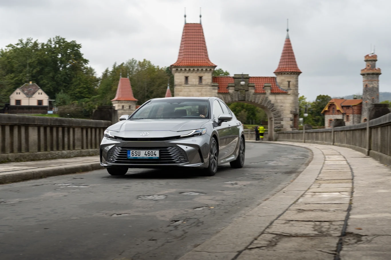 Toyota Camry po face liftingu kosztuje od 185 900 zł w wersji Comfort. Toyota Camry po face liftingu kosztuje od 185 900 zł w wersji Comfort.