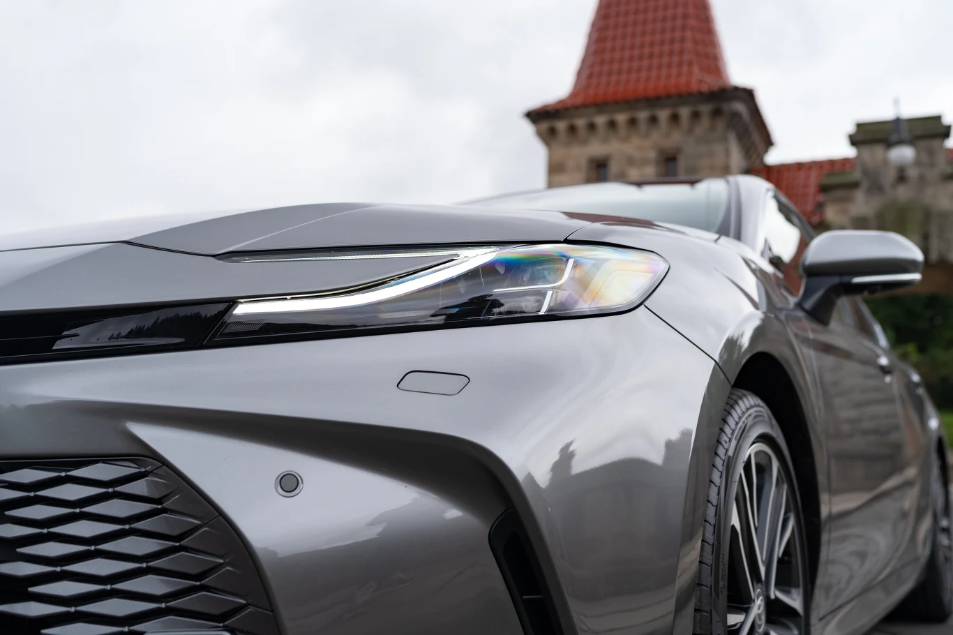 Front nowej Camry rozpoznamy po większej osłonie chłodnicy i smukłych reflektorach. Front nowej Camry rozpoznamy po większej osłonie chłodnicy i smukłych reflektorach.