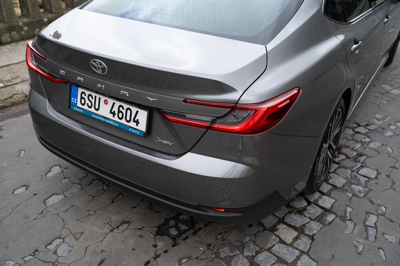 Toyotę Camry po face liftingu poznamy także po nowych lampach i oznaczeniu "HEV" na klapie bagażnika. Toyotę Camry po face liftingu poznamy także po nowych lampach i oznaczeniu "HEV" na klapie bagażnika.