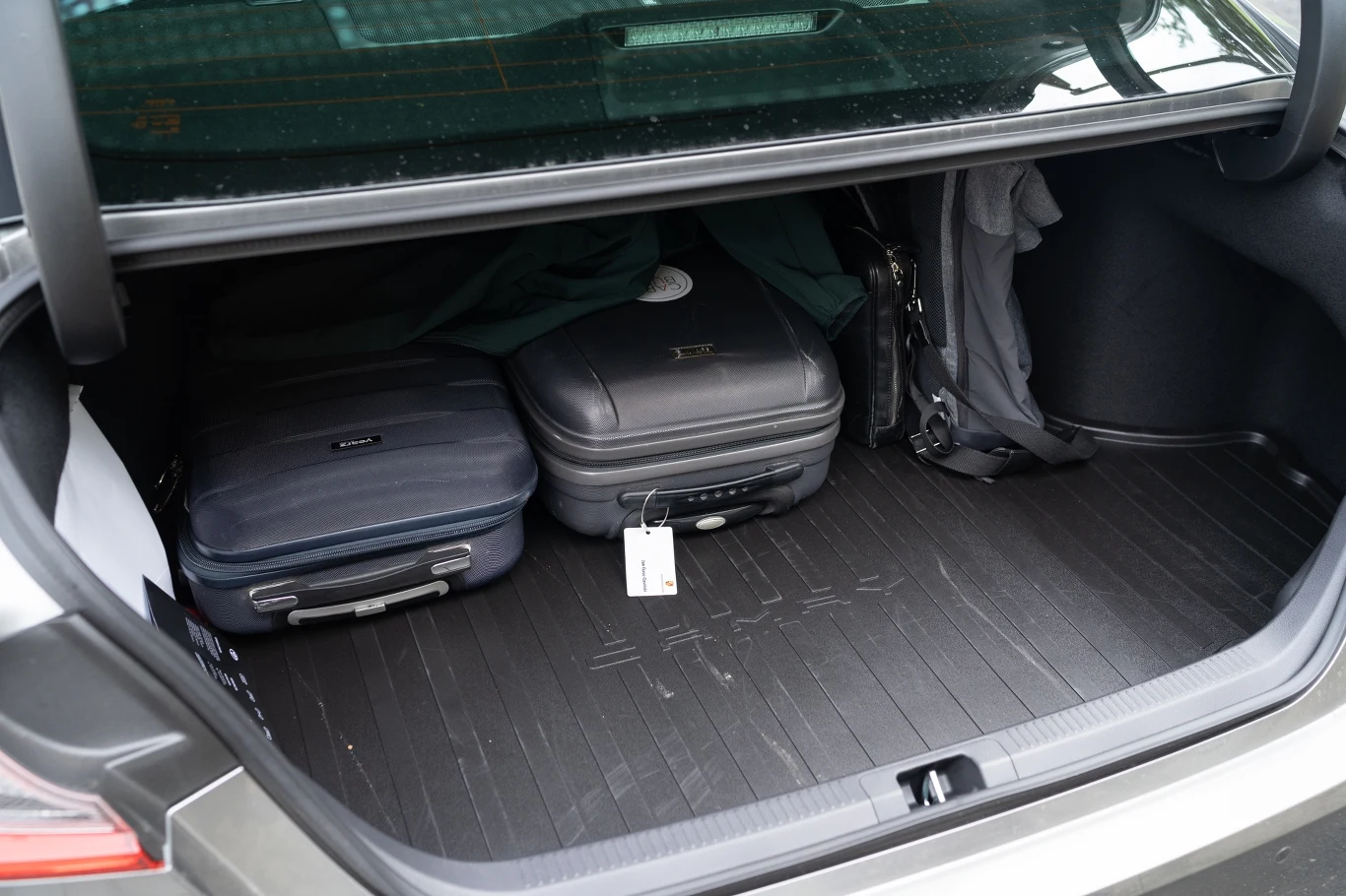 Bagażnik Toyoty Camry bez trudu pomieści kilka walizek kabinowych. Bagażnik Toyoty Camry bez trudu pomieści kilka walizek kabinowych.