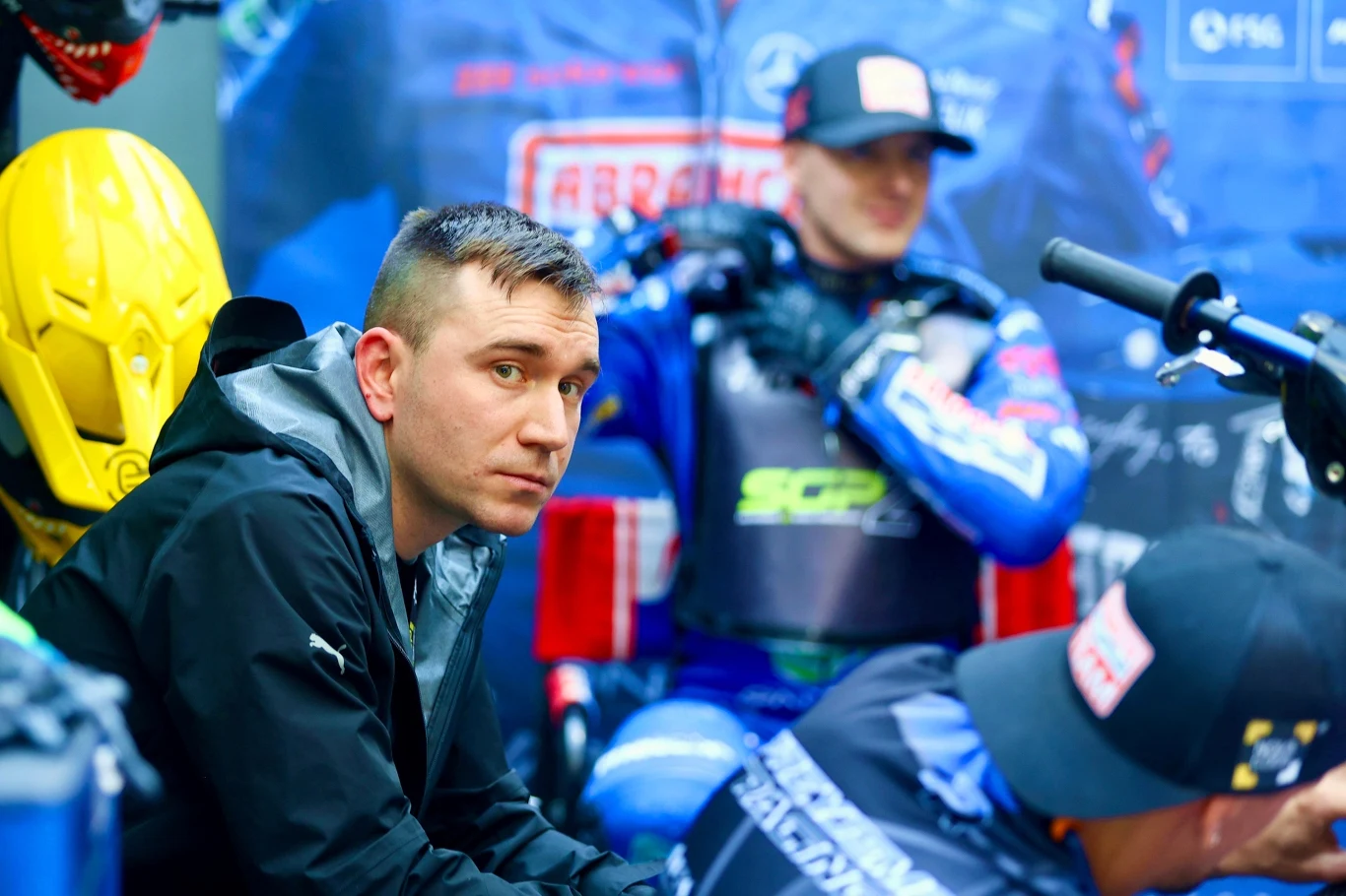 Daniel Kowalski z RK Racing w boksie Wiktora Przyjemskiego.