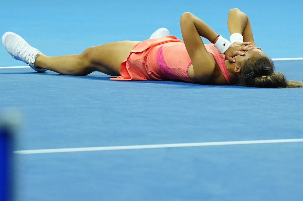 Qinwen Zheng zaliczyła bardzo nieprzyjemną wywrotkę podczas meczu z Karoliną Muchovą