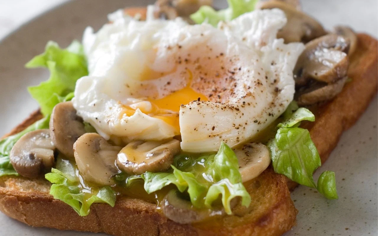 Jajko w koszulce na grzance z grzybami