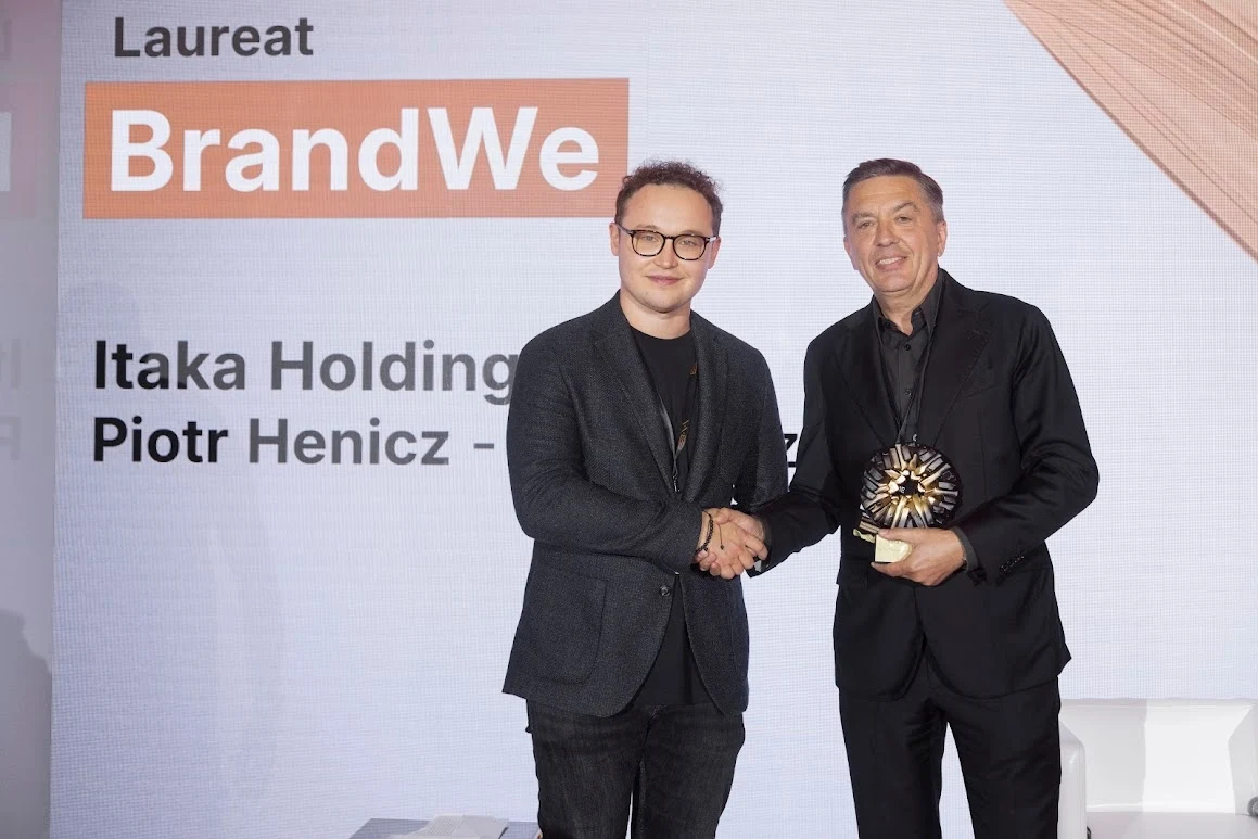 Piotr Henicz, wiceprezes Itaka Holding odbiera nagrodę BrandWe dla Itaki