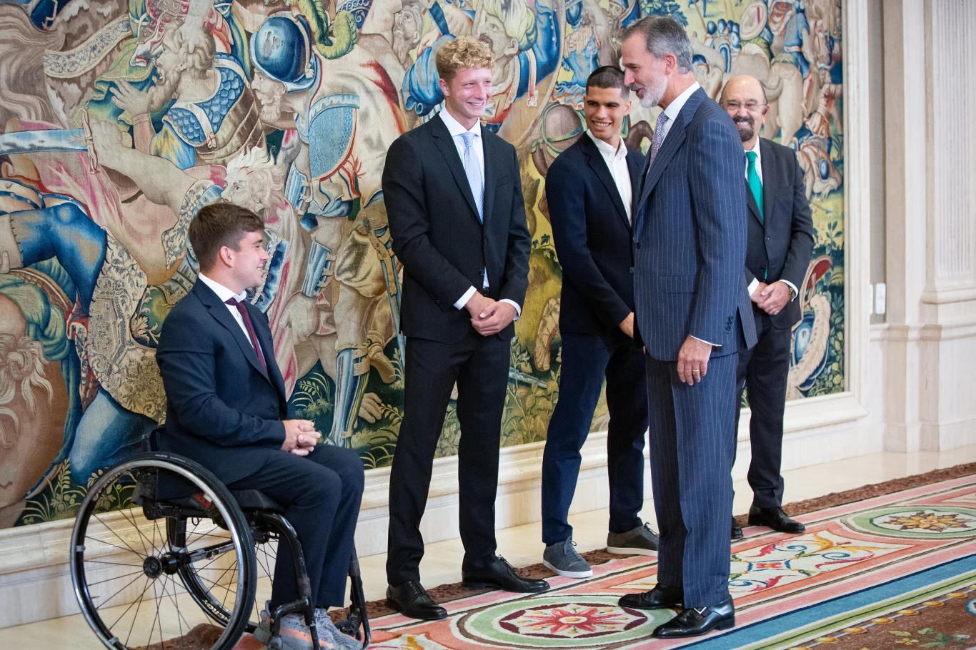 Mistrz US Open 2022 w zmaganiach na wózkach Martin De La Puente, mistrz US Open Carlos Alcaraz oraz mistrz juniorskiego US Open Martin Landaluce z wizytą u króla Filipa VI
