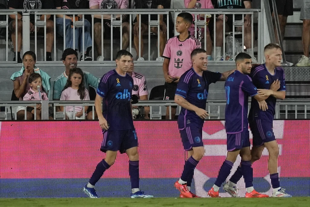 Gracze Charlotte FC celebrujący gola Karola Świderskiego Gracze Charlotte FC celebrujący gola Karola Świderskiego