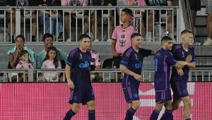 Gracze Charlotte FC celebrujący gola Karola Świderskiego