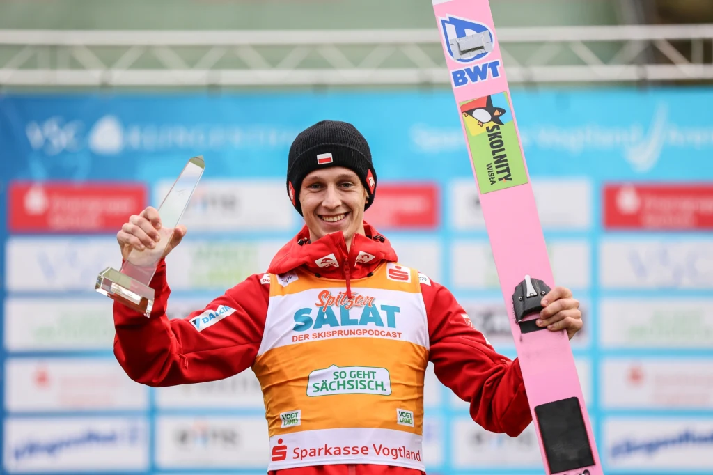 Paweł Wąsek Paweł Wąsek z trofeum za zwycięstwo w Letnim Grand Prix