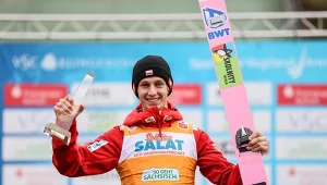 Paweł Wąsek z trofeum za zwycięstwo w Letnim Grand Prix