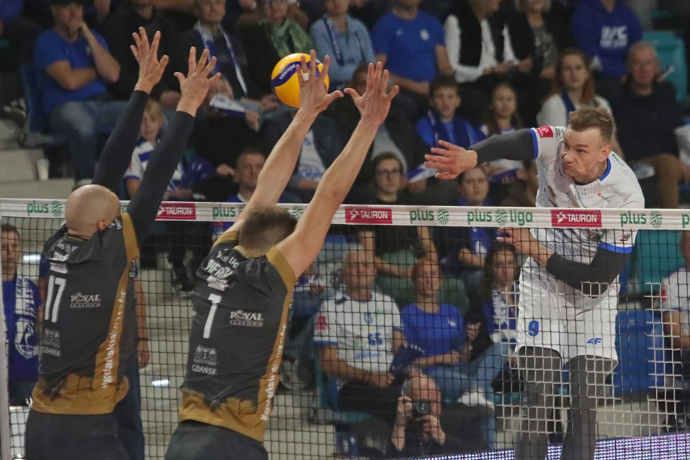 Atakuje Bartosz Filipiak ze Ślepska Malow Suwałki Atakuje Bartosz Filipiak ze Ślepska Malow Suwałki