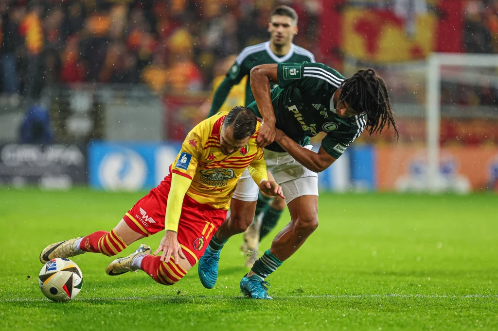 Jesus Imaz (z lewej) wpisał się na listę strzelców, ale w starciu z Maxi Oyedele był często bezradny 