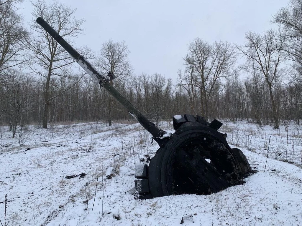 Wyrzucona wieża czołgu T-72 po eksplozji jack-in-the-box