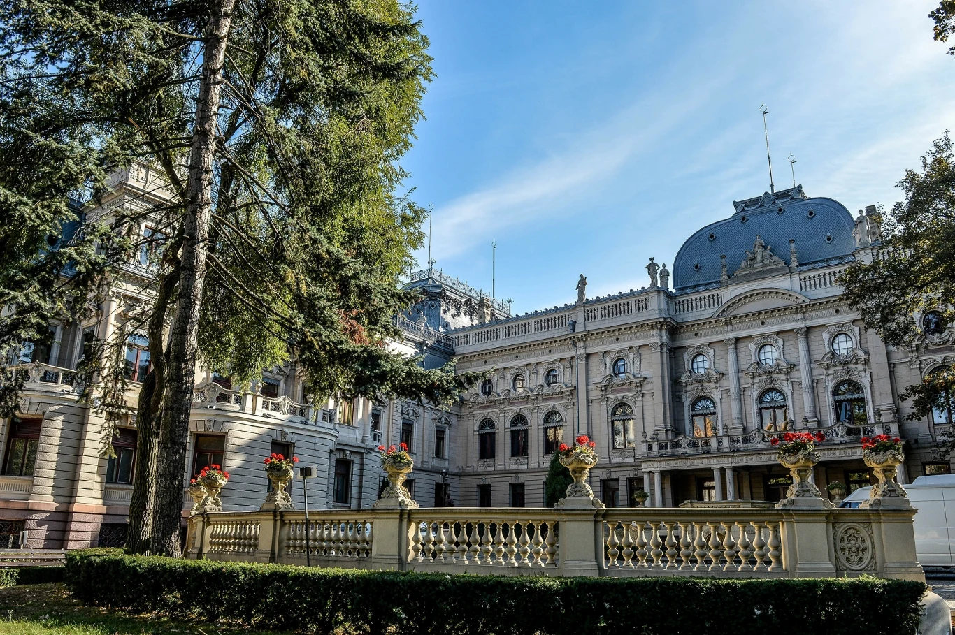 Pałac rodziny Poznańskich to niezwykła budowla na mapie Łodzi. Często nazywana jest "małym Luwrem".
