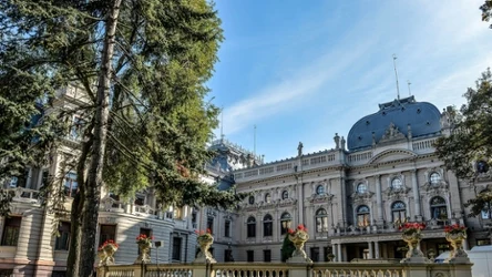 Pałac rodziny Poznańskich to niezwykła budowla na mapie Łodzi. Często nazywana jest "małym Luwrem".