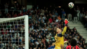 Marcin Bułka w meczu z PSG