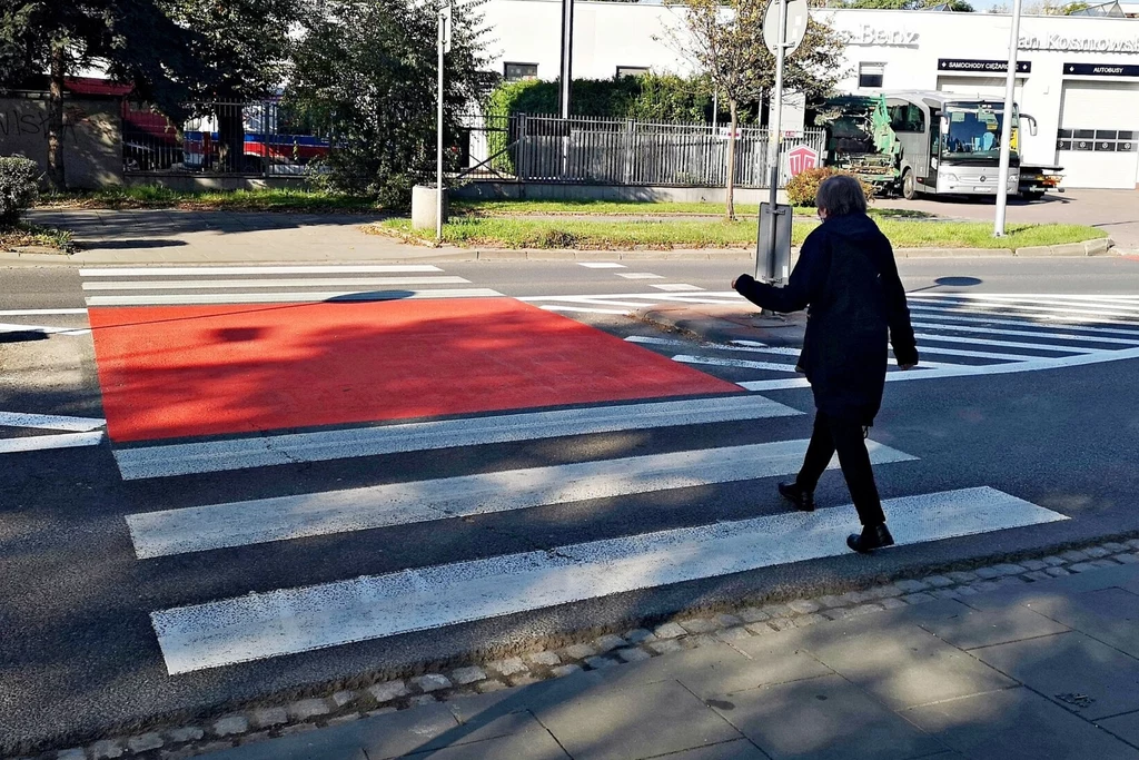 Czy piesi powinni sygnalizować zamiar wejścia na przejście poprzez podniesienie ręki?