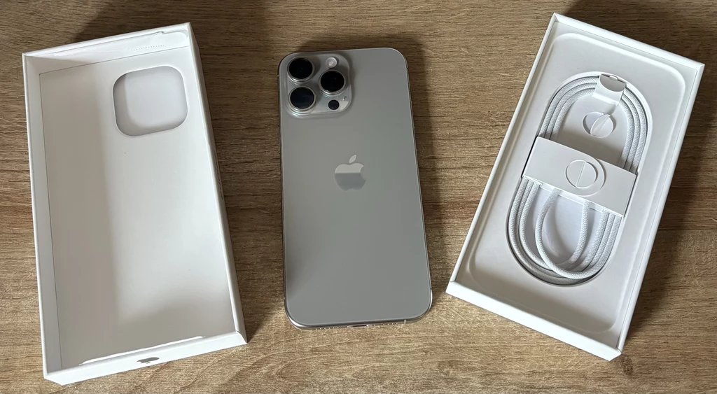 Zawartość opakowania z modelem iPhone 16 Pro Max.