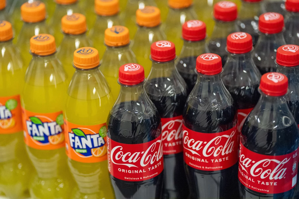 Coca-Cola stawia na opakowania z plastiku. Po wprowadzeniu 25-proc. ceł na aluminium, ograniczy produkcję puszek