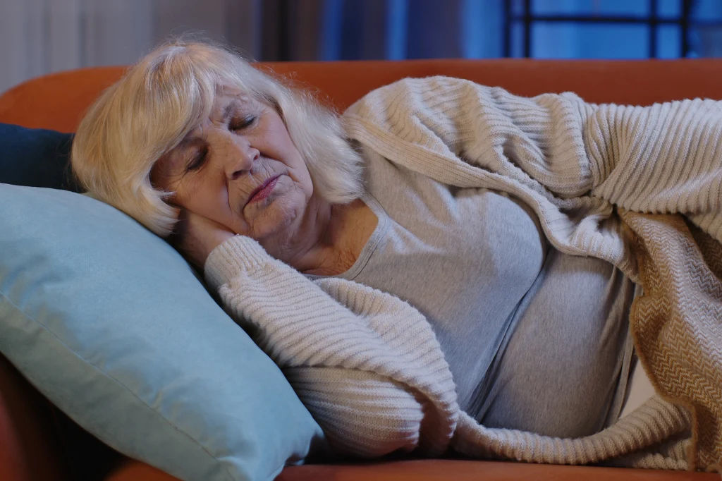 Ciągłe poczucie przemęczenia, częste budzenie się w nocy, apatia - to objawy, które mogą być sygnałem alarmowym wysyłanym przez szwankującą wątrobę Ciągłe poczucie przemęczenia, częste budzenie się w nocy, apatia - to objawy, które mogą być sygnałem alarmowym wysyłanym przez szwankującą wątrobę