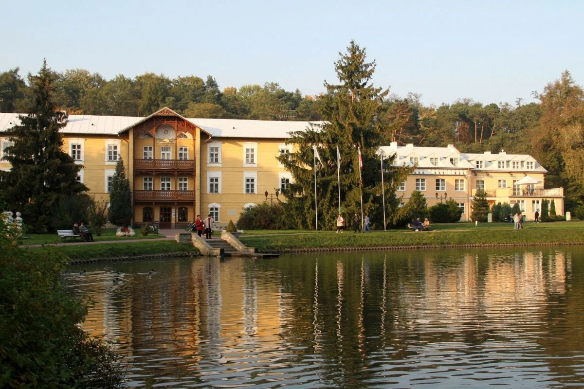 Jadąc do uzdrowiska w Nałęczowie, warto odwiedzić okoliczne zabytki takie jak Świątynia Sybilli. 