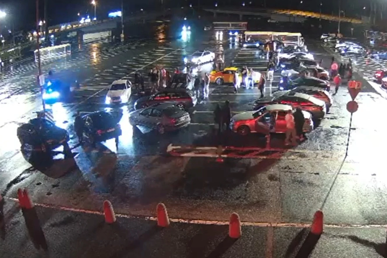 16-latek driftował podczas spotu na parkingu zamkniętego centrum handlowego 16-latek driftował podczas spotu na parkingu zamkniętego centrum handlowego