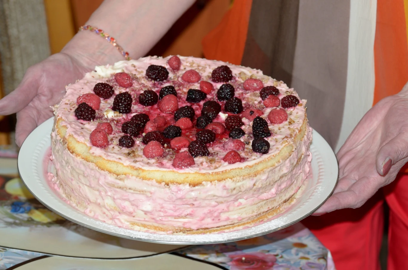 Malinowy tort idealny na rodzinne imprezy Malinowy tort idealny na rodzinne imprezy