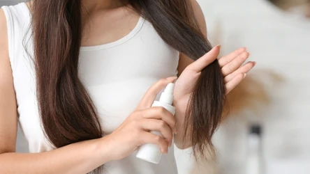 Zimą zachowasz kondycję włosów używając termoochrony, humektantów i emolientów
