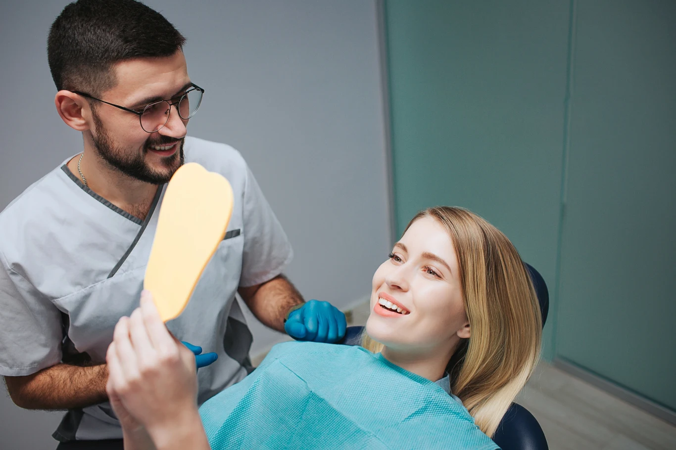 Ile kosztuje piaskowanie, a ile fluoryzacja? Cennik zabiegów u dentysty. Ile kosztuje piaskowanie, a ile fluoryzacja? Cennik zabiegów u dentysty.