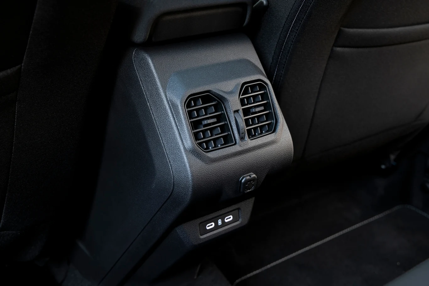 Pierwszy raz w historii Dacii pojawiła się dwustrefowa klimatyzacja i osobne nawiewy na tył