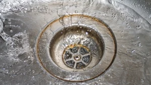 Genialny patent na zapychający się zlew. Wystarczy chwila