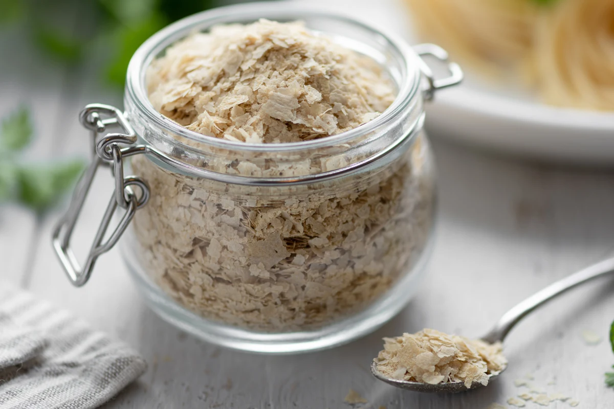 Beta-glukany działają na wzmocnienie odporności i łagodzą stany zapalne. Znajdują się m,in. w płatkach drożdżowych i owsianych /fot. Canva