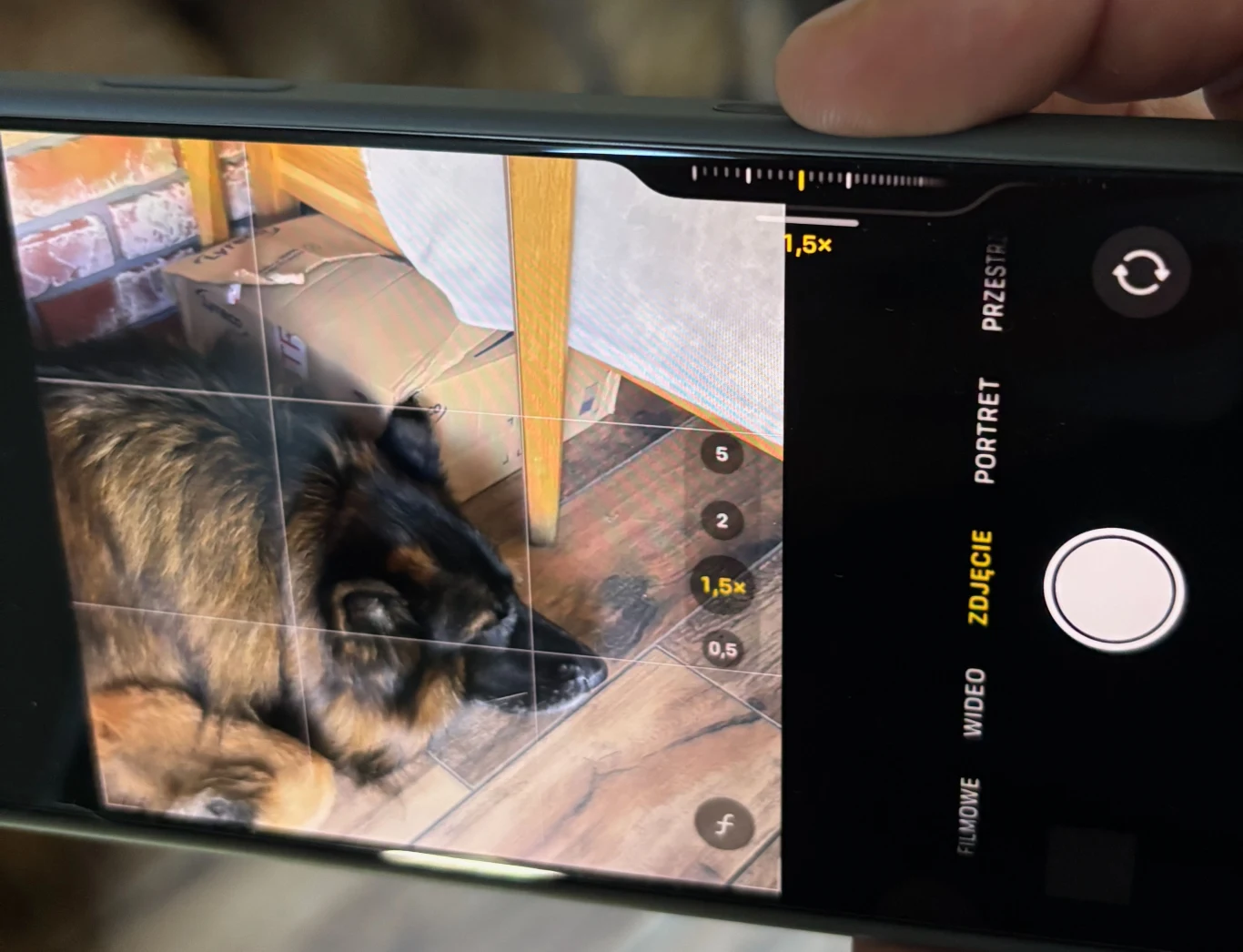 Przycisk sterowanie aparatem oferuje całkiem sporo możliwości, a będzie ich więcej.